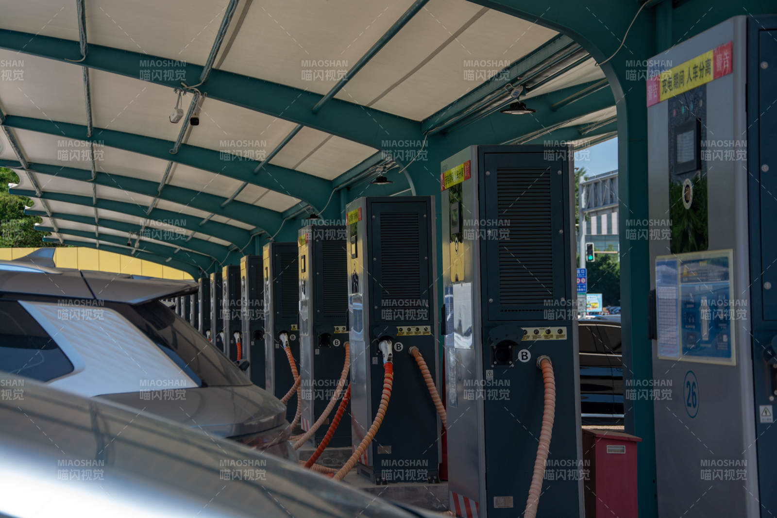 城市电动汽车充电站图片