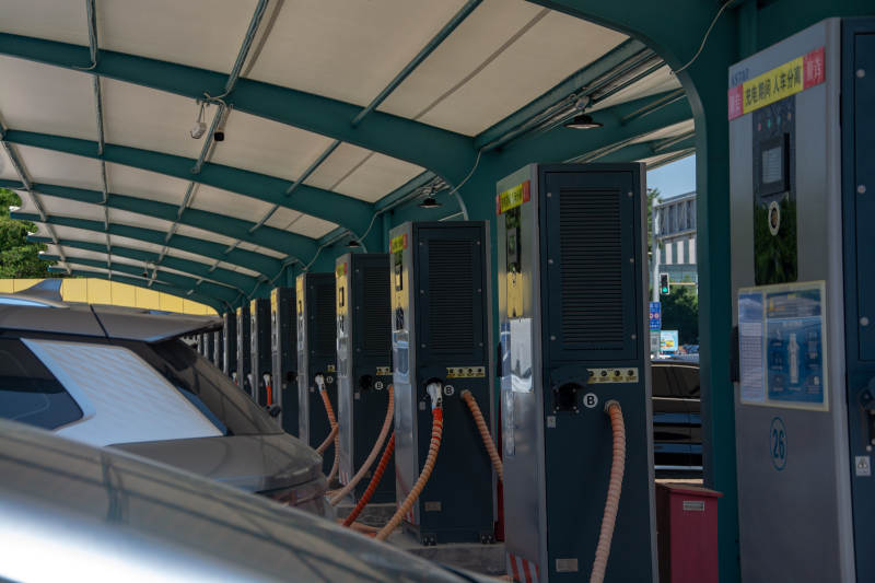 城市电动汽车充电站图片