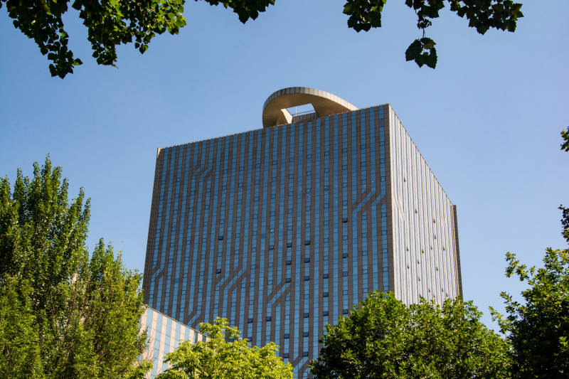 现代商业建筑与绿树相映图片