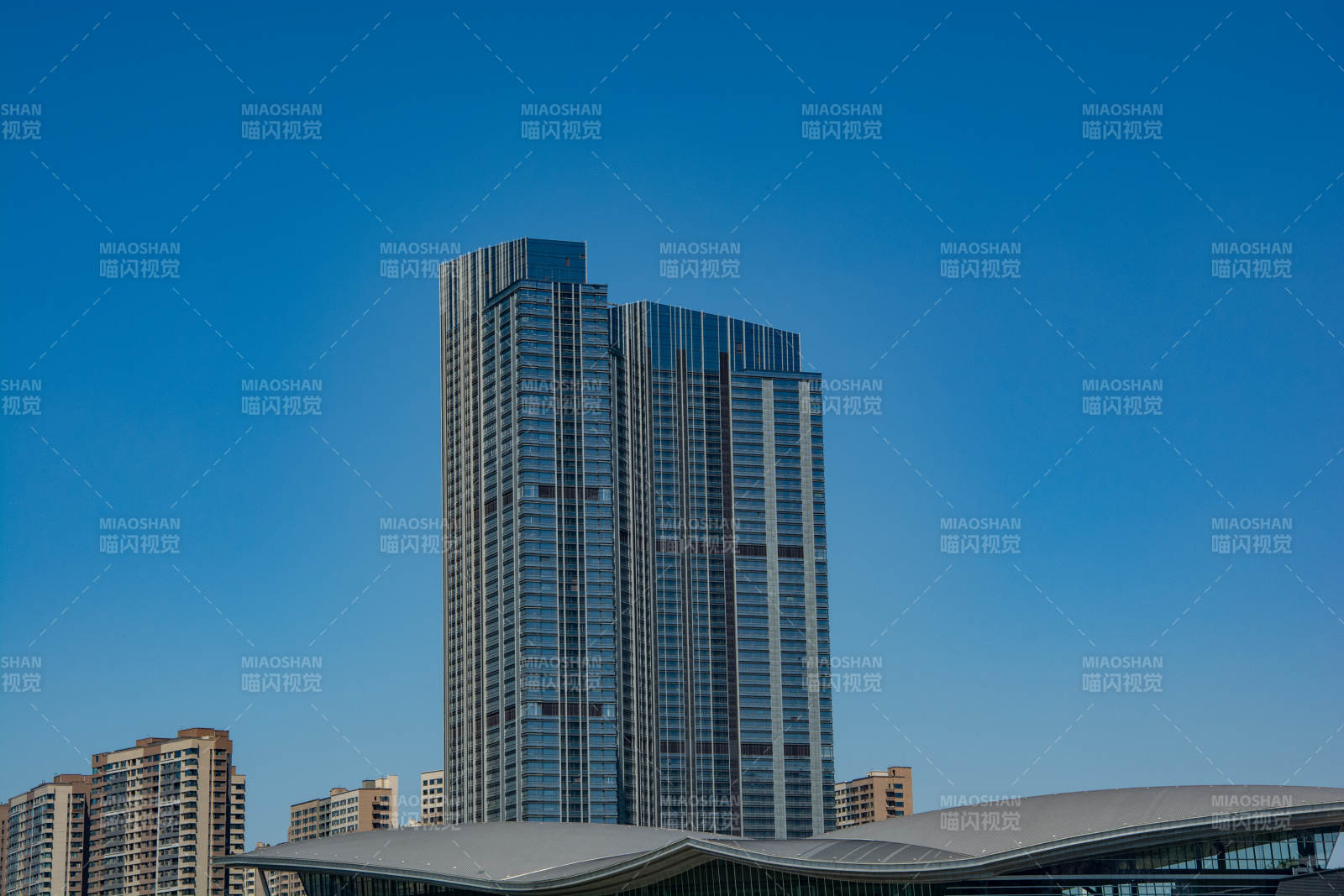 商业高楼耸立蓝天之下图片