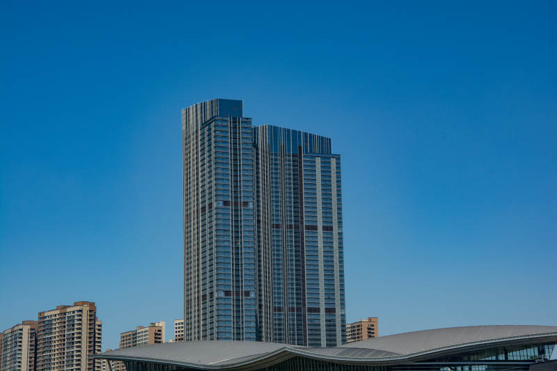 商业高楼耸立蓝天之下图片