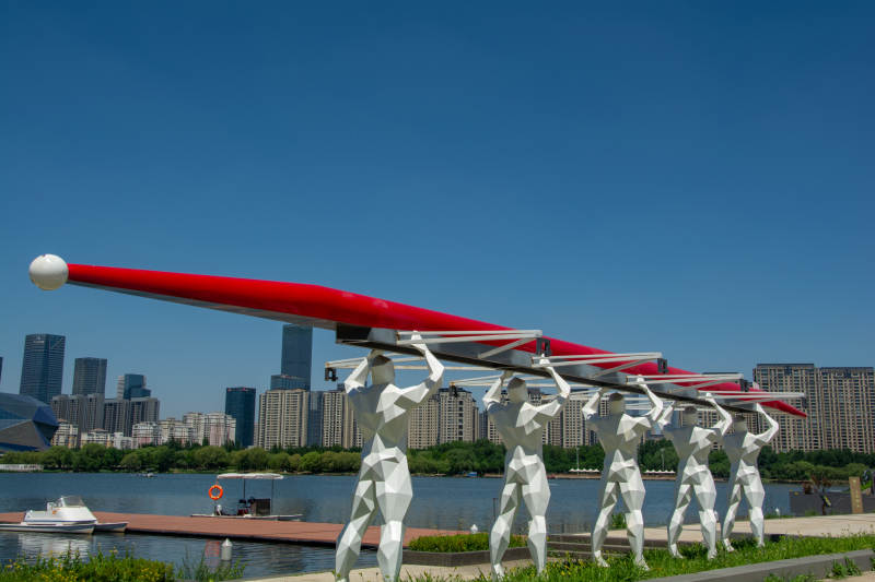 划桨雕塑群图片