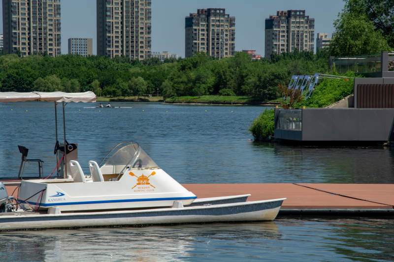 湖畔游船静泊图片