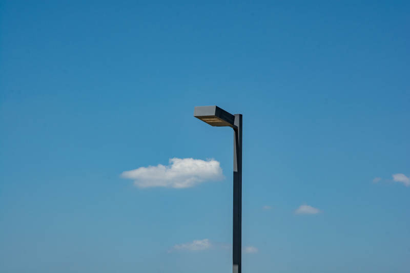 蓝天下的路灯图片