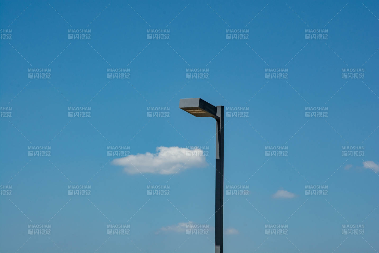 蓝天下的路灯图片