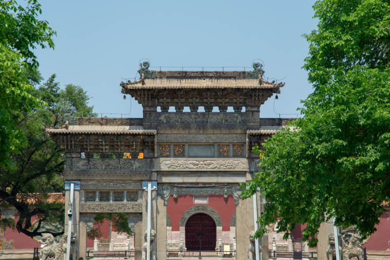 古建筑门前绿树成荫图片