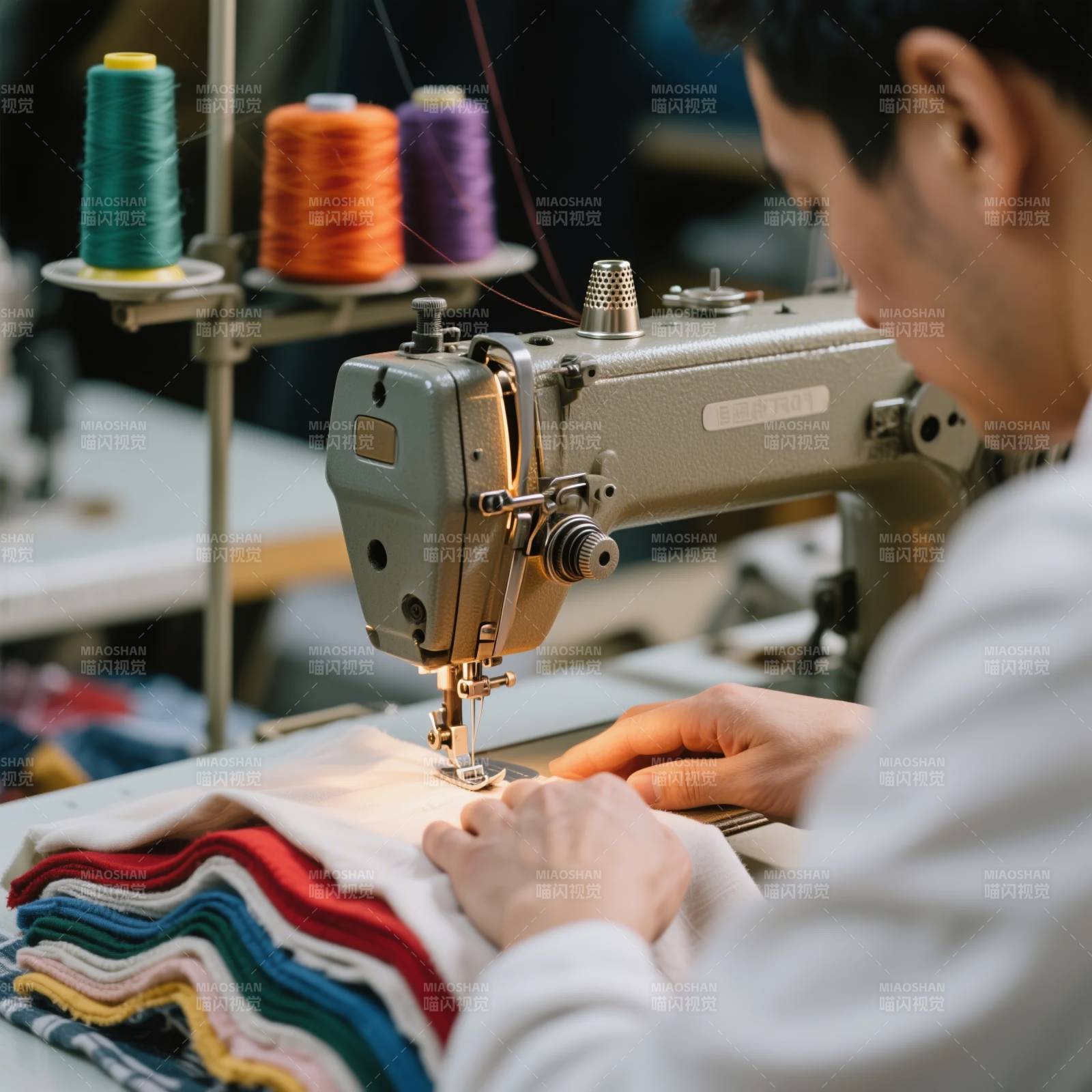 缝纫匠人专注工作图片