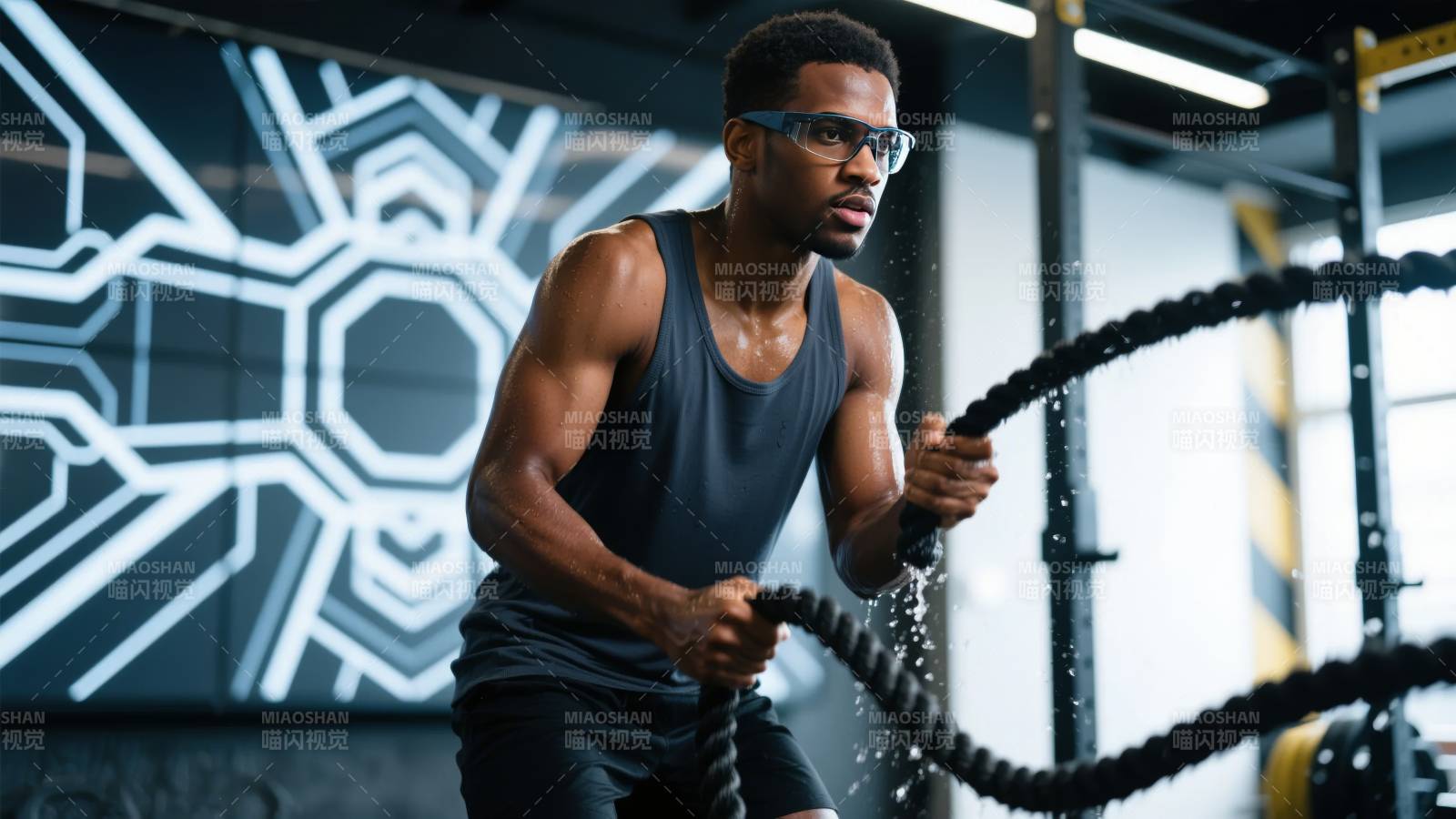 健身房挥绳训练图片