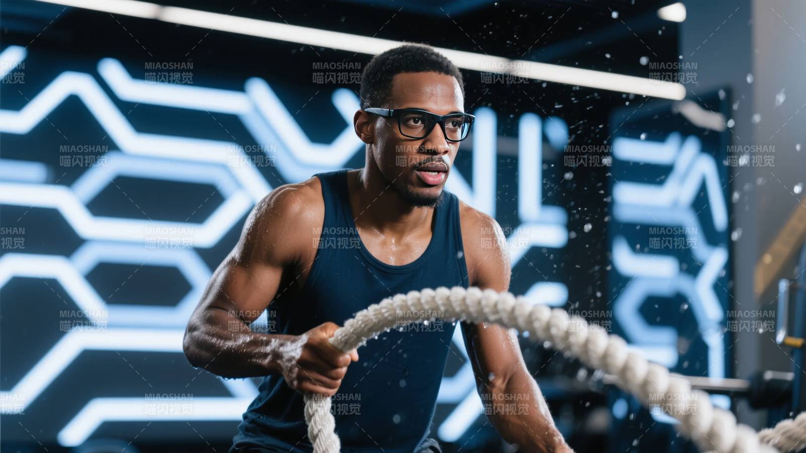 健身男挥动绳索图片