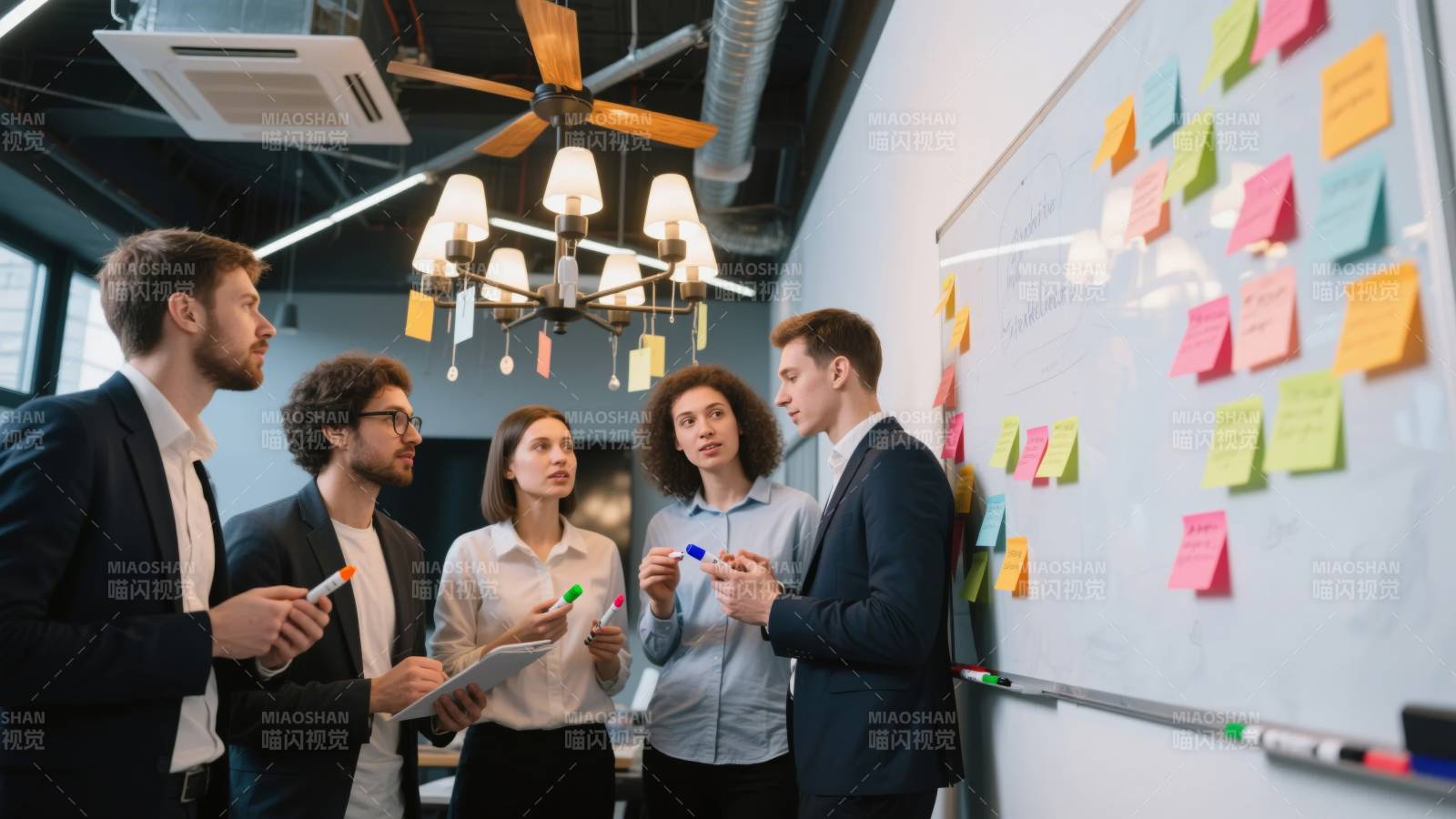 团队协作讨论中图片