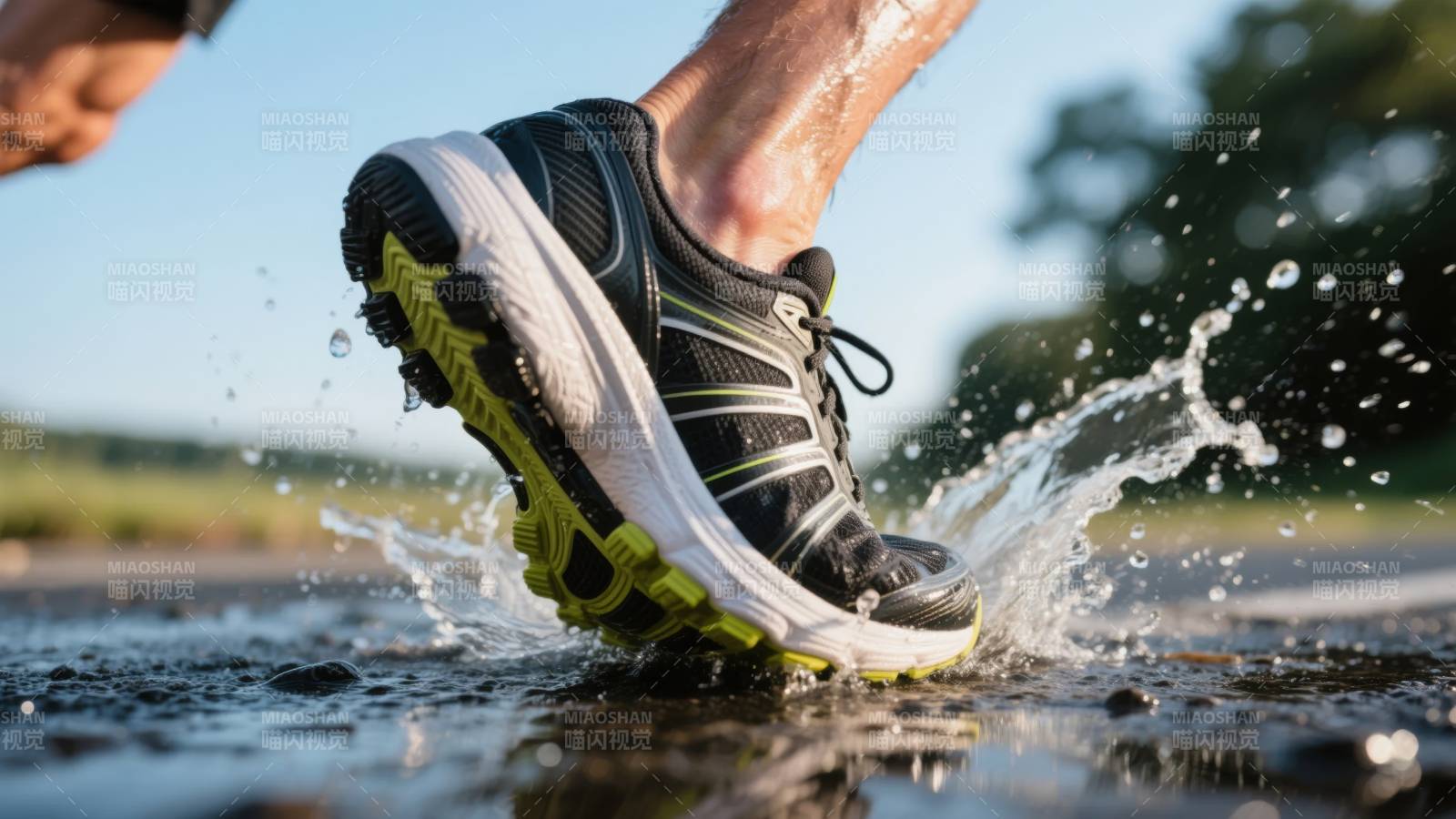 奔跑溅起水花图片