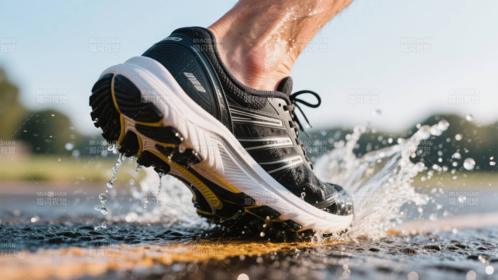 水花中的奔跑瞬间图片