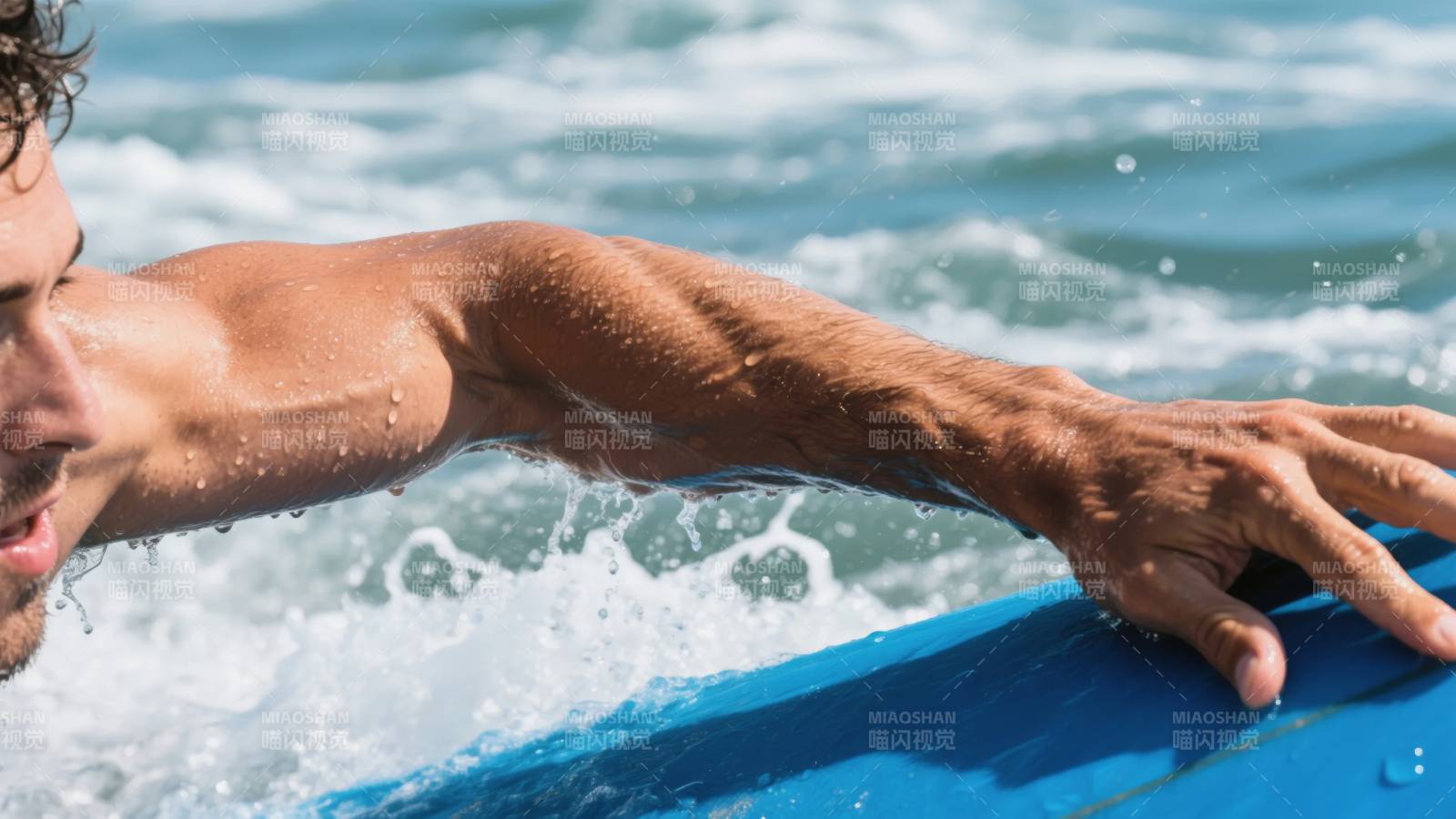 冲浪者破浪前行图片