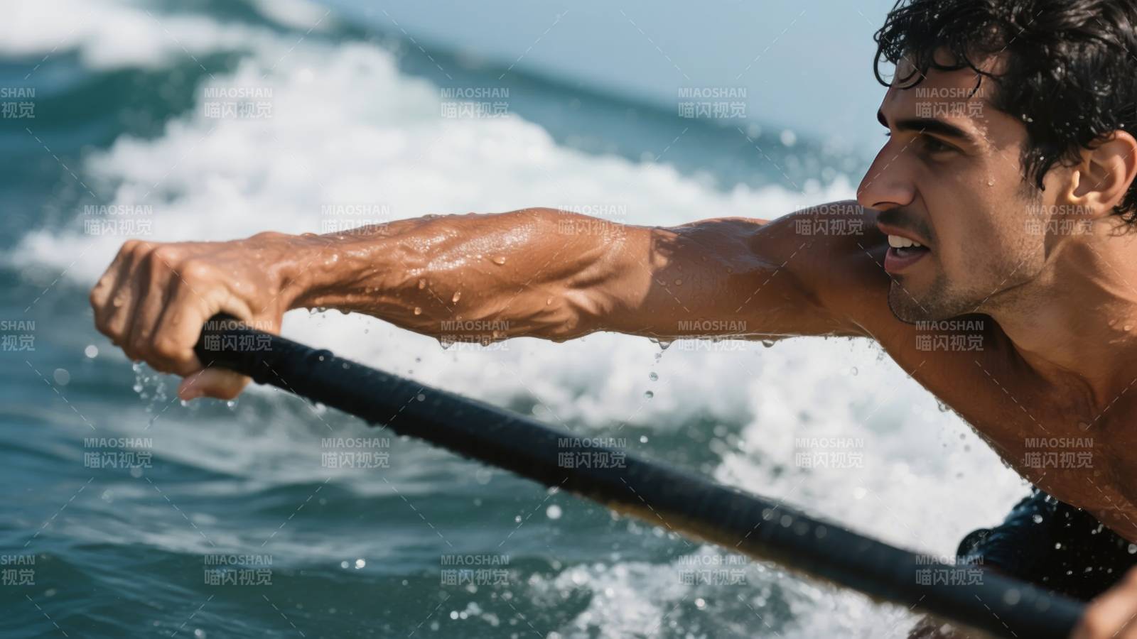 划桨者奋力前行图片