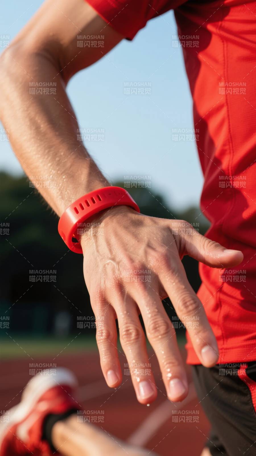 奔跑中的红色手环图片