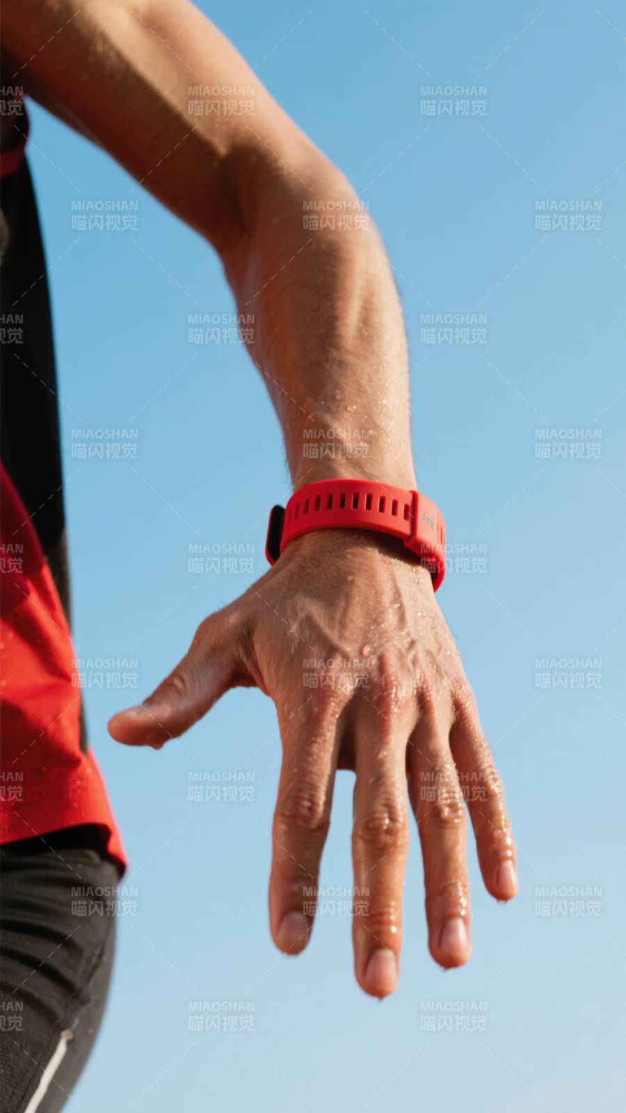 奔跑中的手与腕表图片