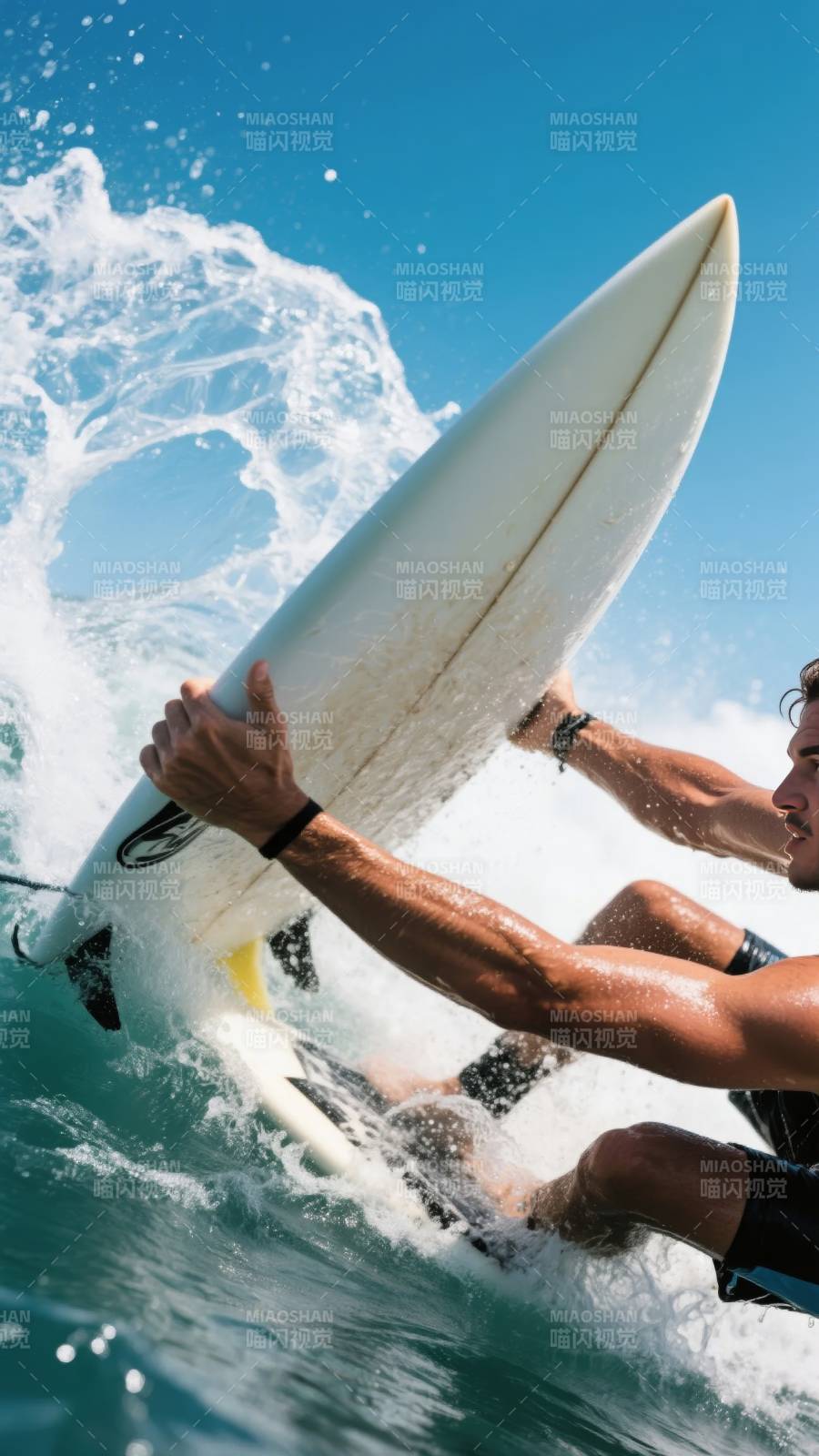 冲浪者破浪前行图片