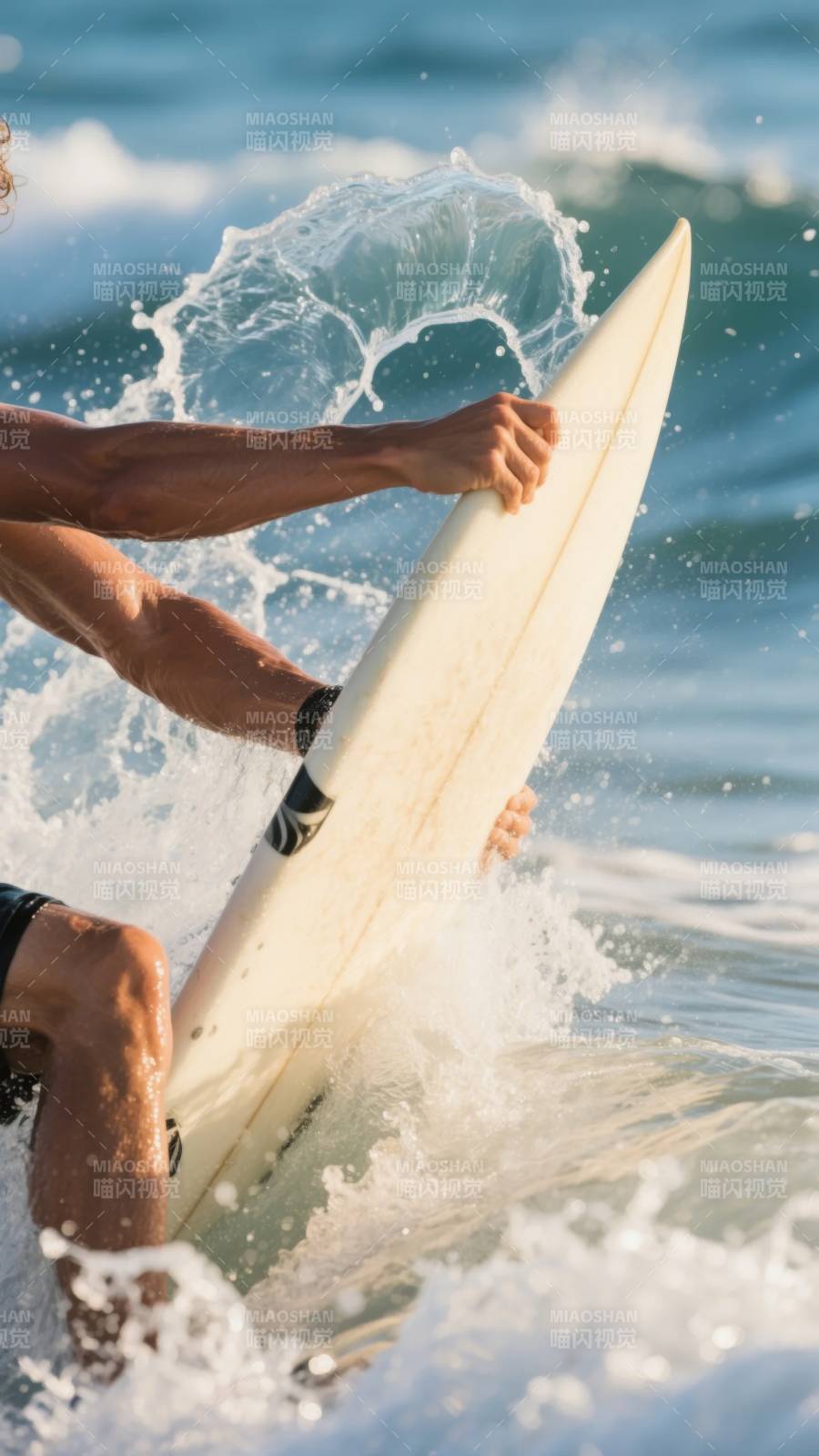 冲浪者破浪前行图片