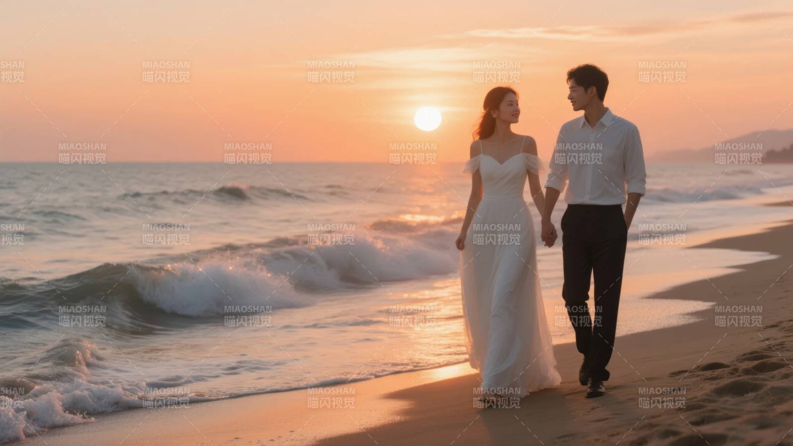 夕阳下的海边婚礼图片