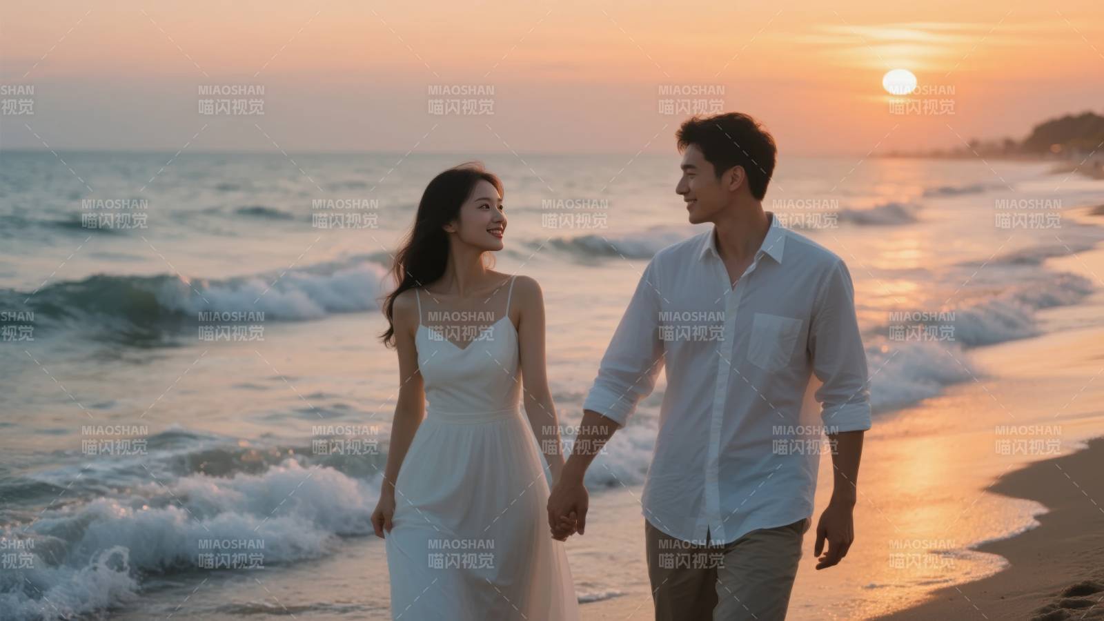 夕阳下的海边情侣图片