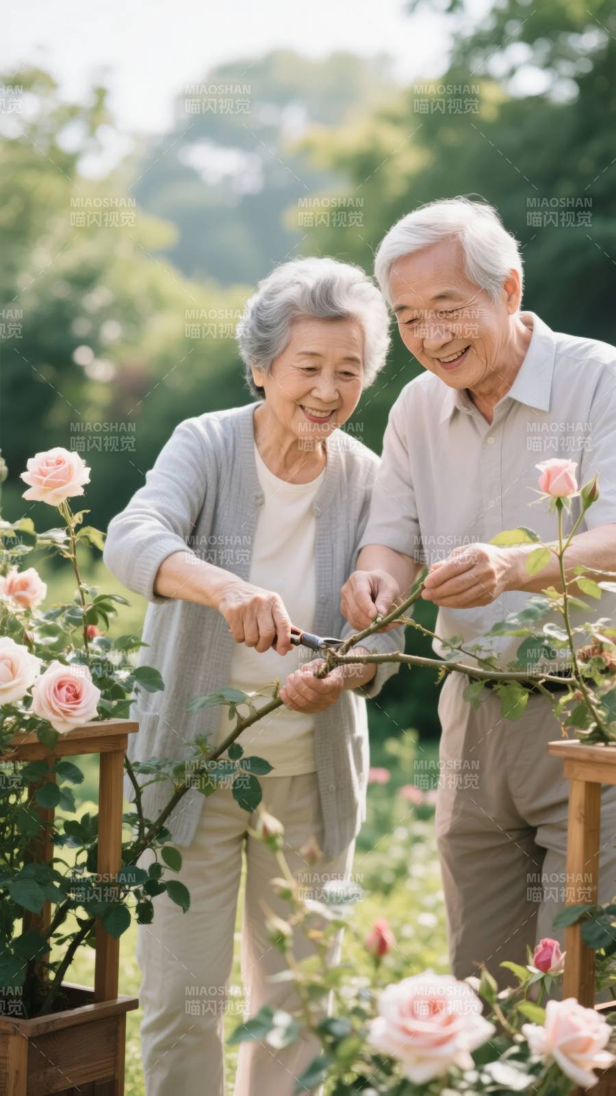 园中剪花 笑语盈盈图片