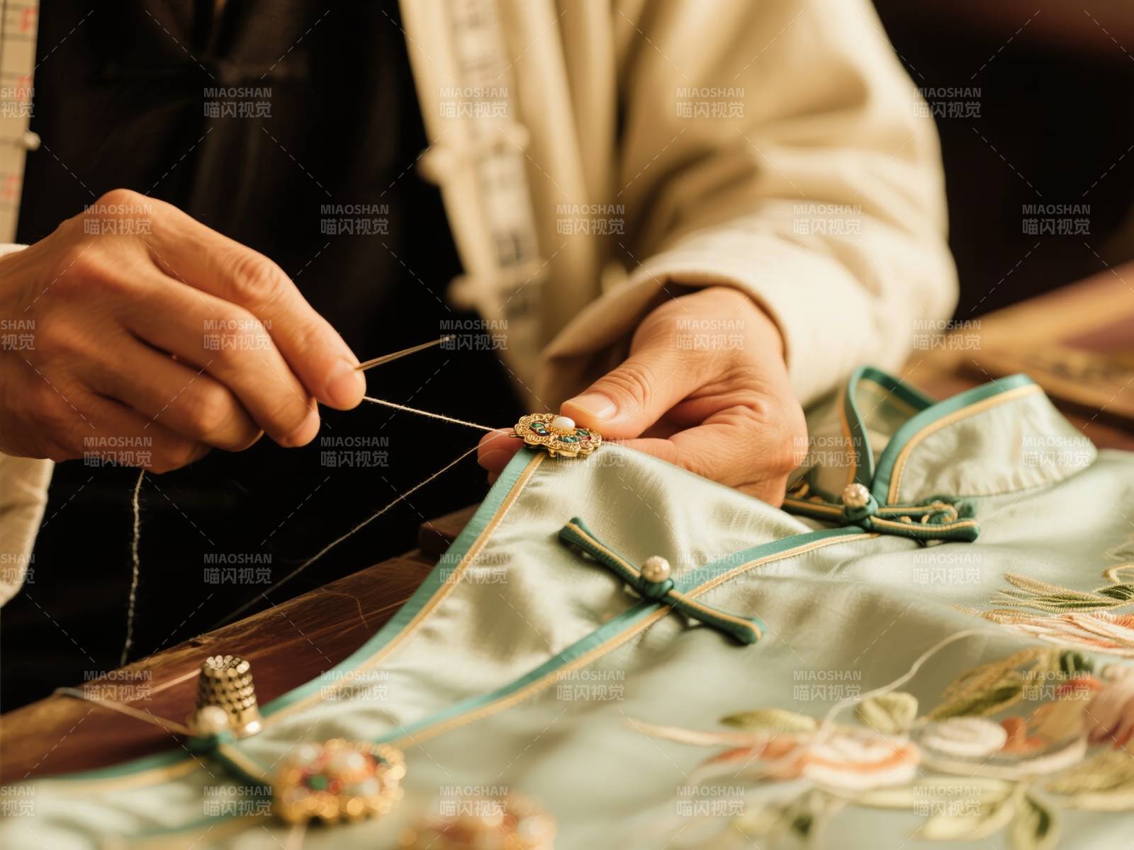 巧手绣花 传承匠心图片