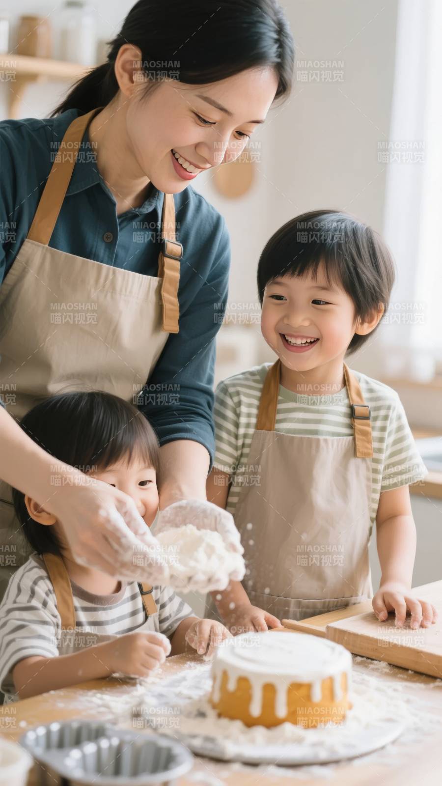 母子共制蛋糕图片