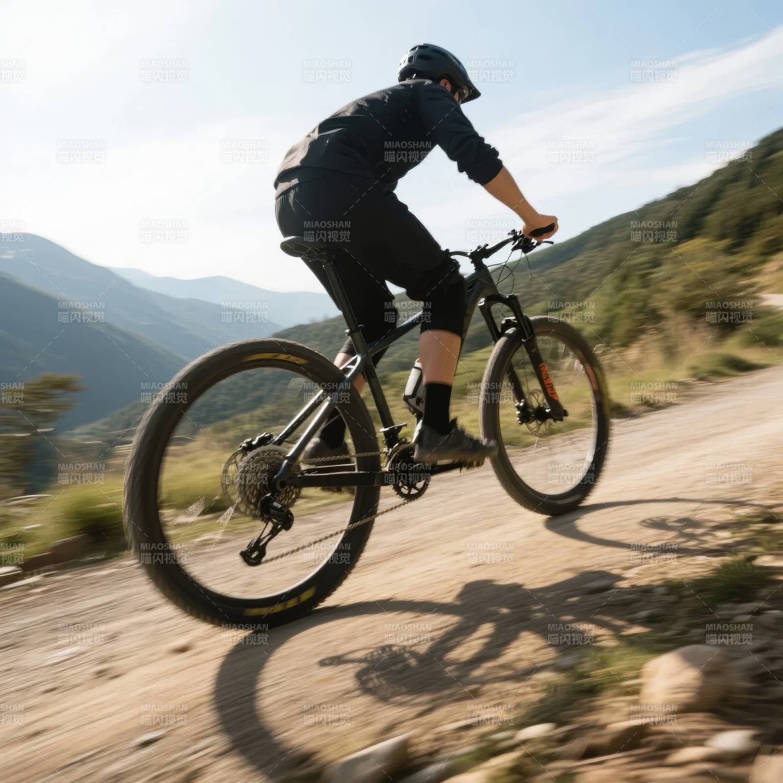 山地骑行 驰骋自然图片