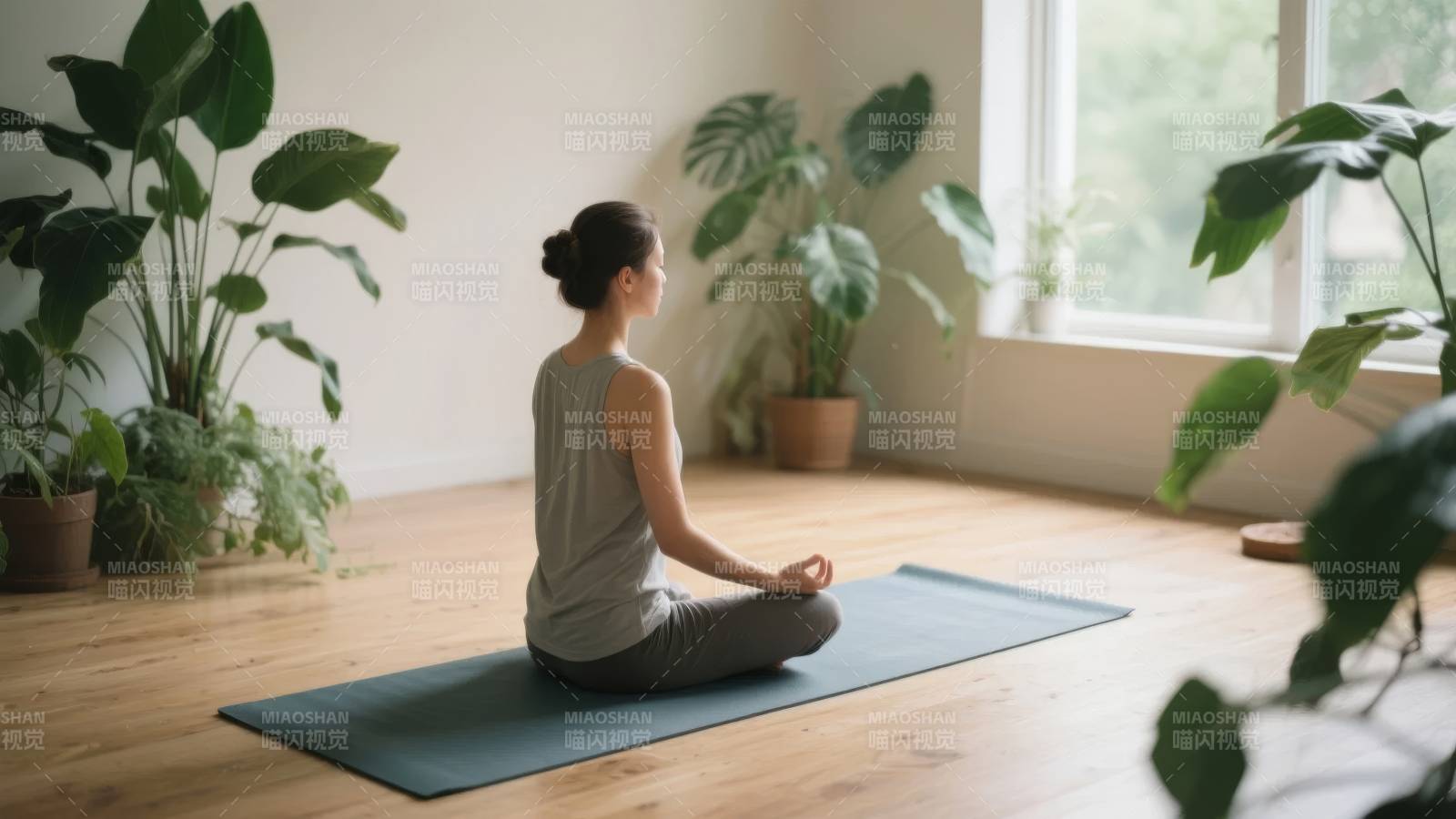 静坐冥想 绿意环绕图片