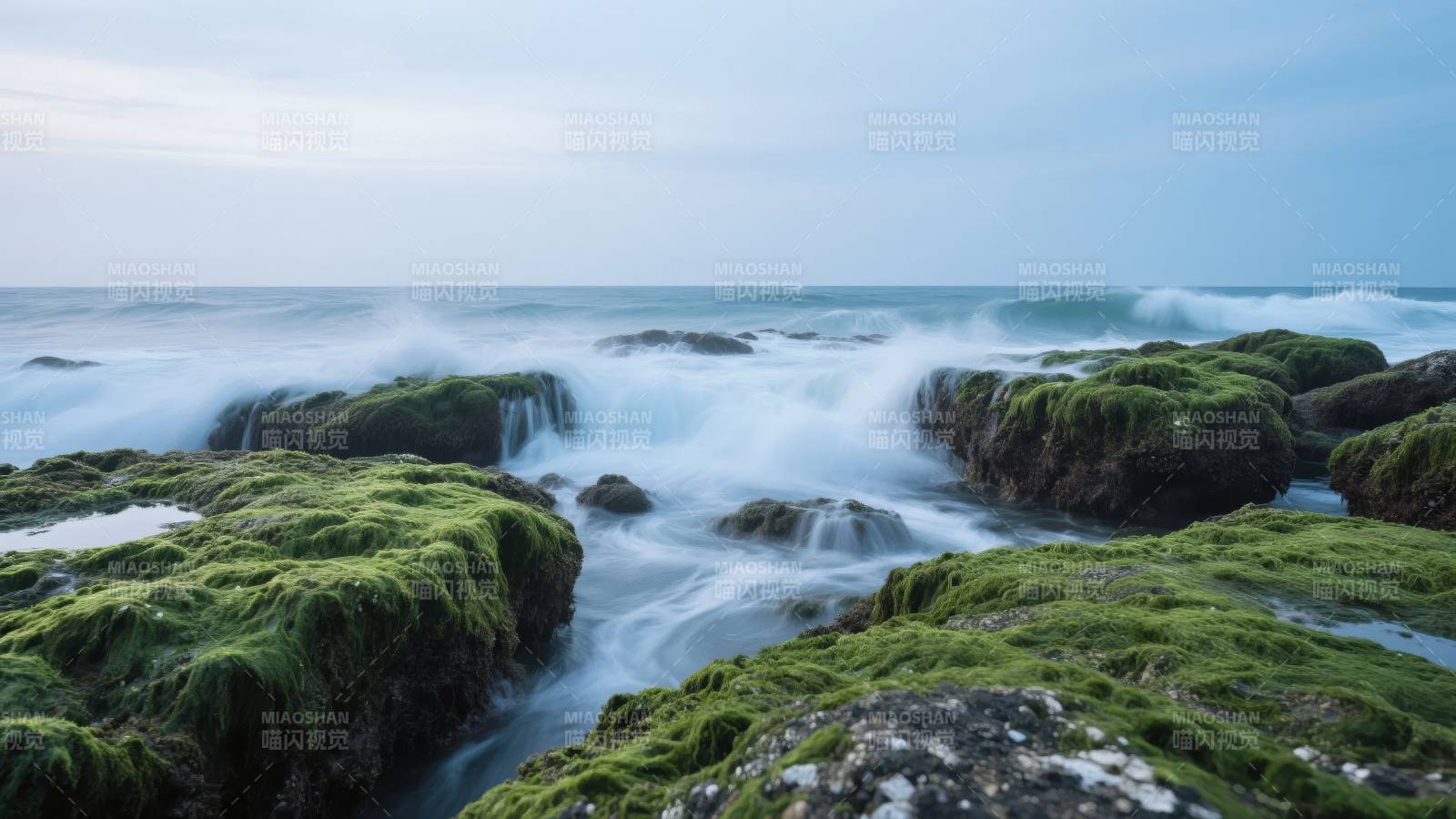 海浪拍打青苔岩图片