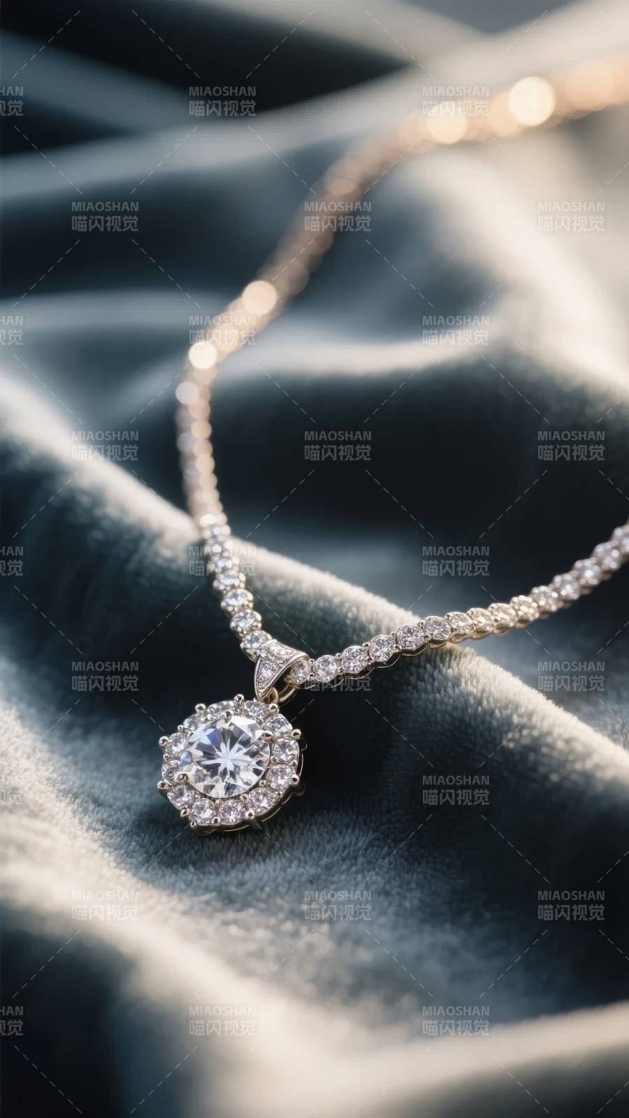 璀璨钻石吊坠图片