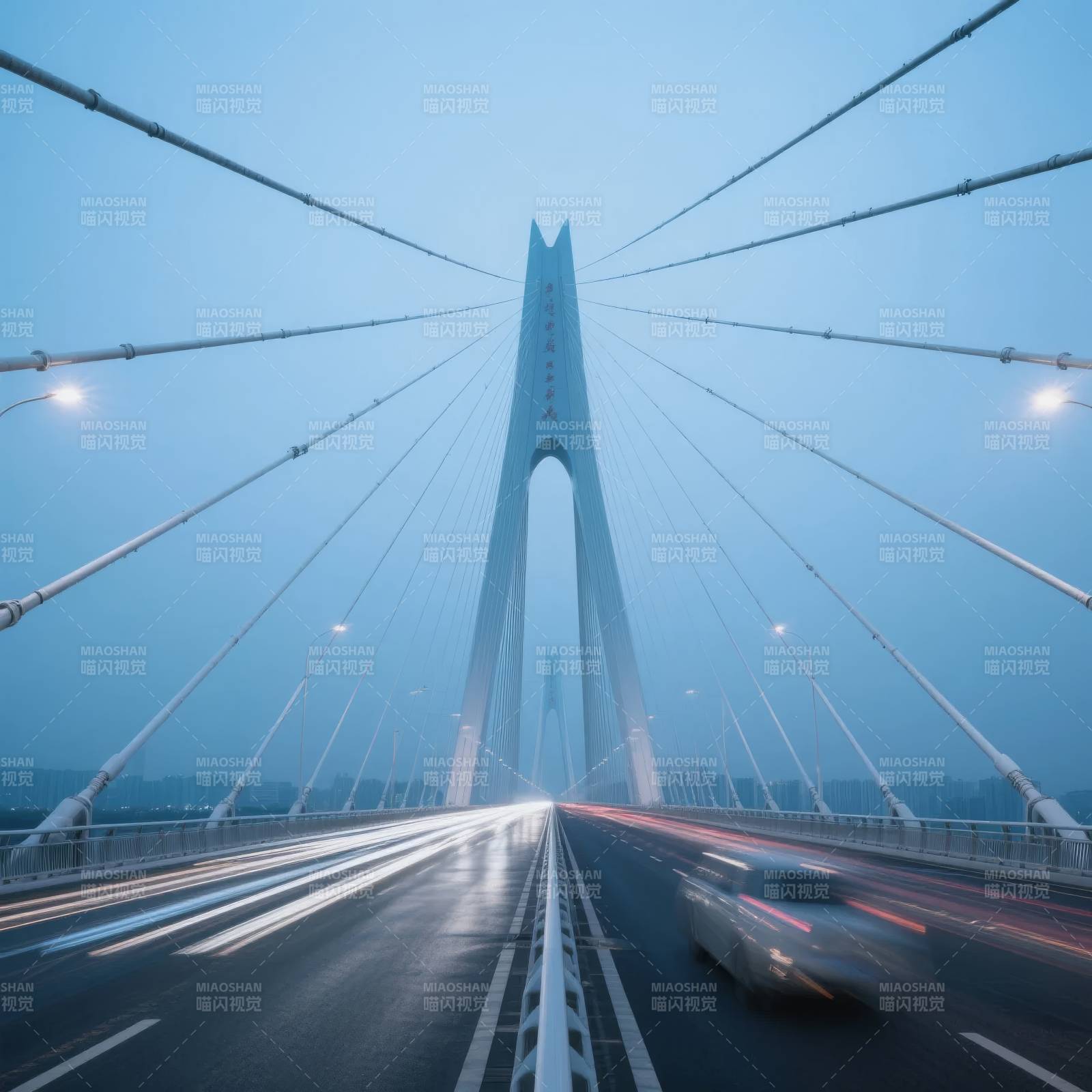 大桥夜景车流图片