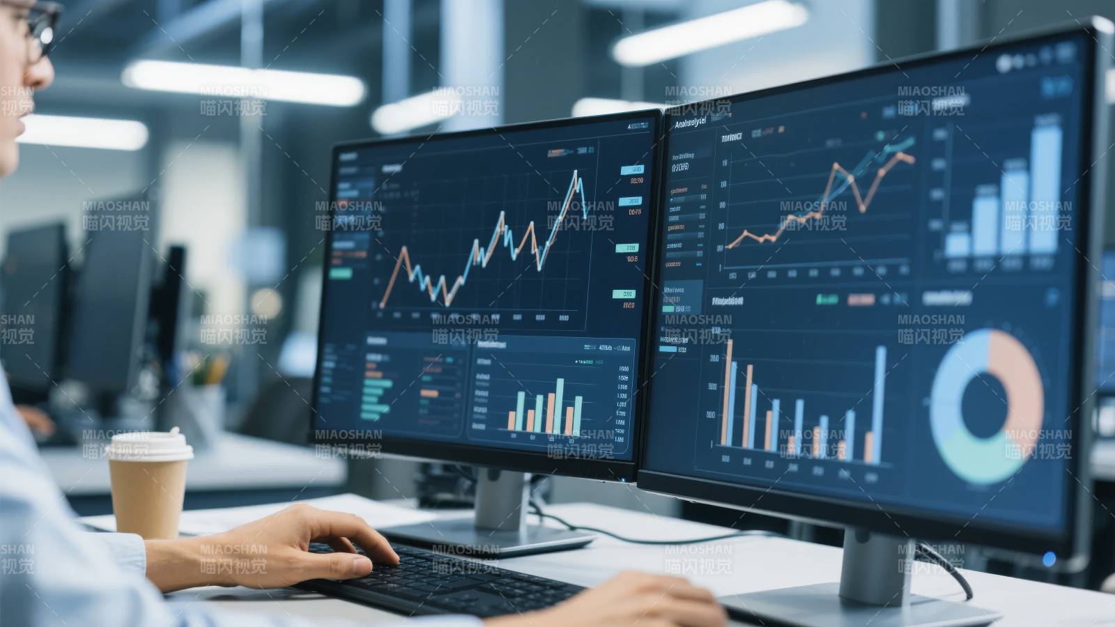 数据分析师工作场景图片