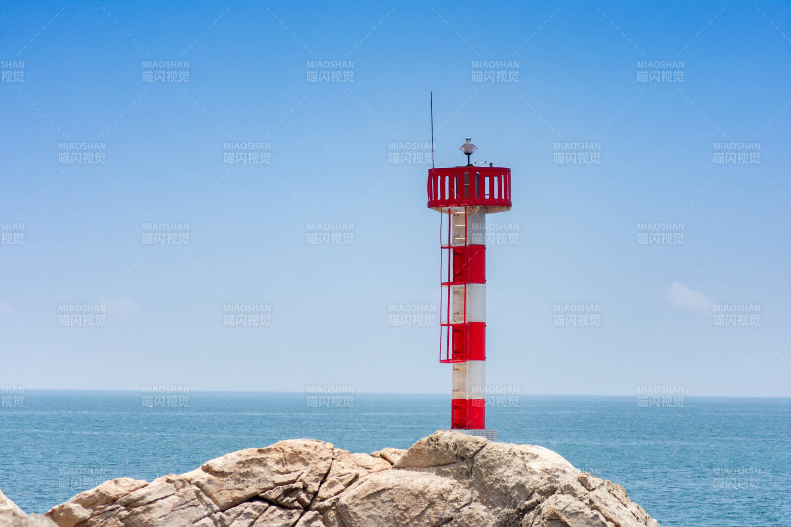 红白灯塔海景图片
