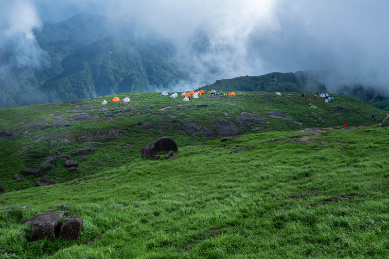高山露营云雾缭绕图片