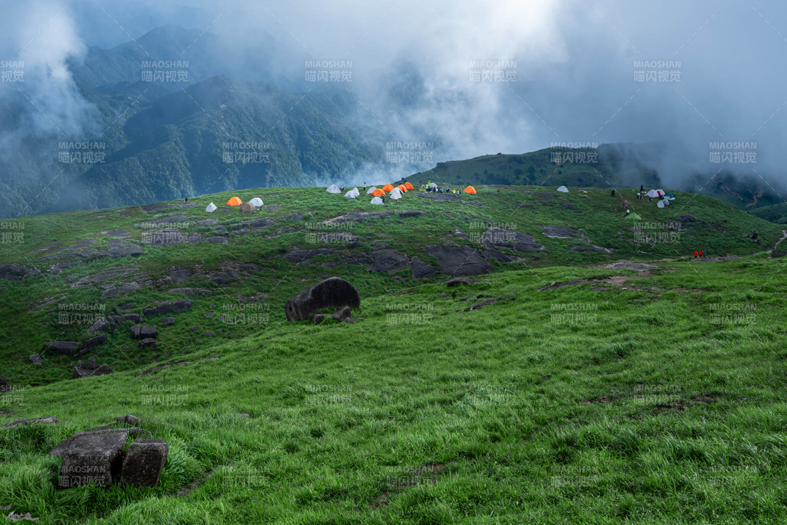 高山露营云雾缭绕图片