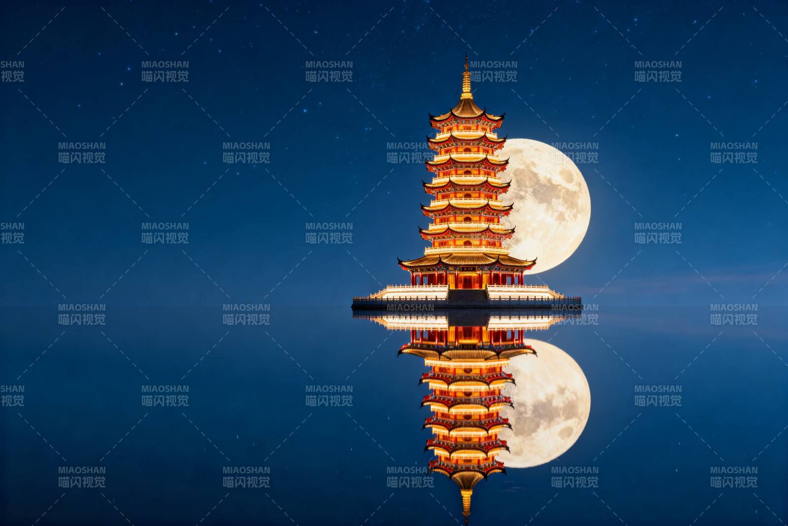 月下塔影 静谧如画图片