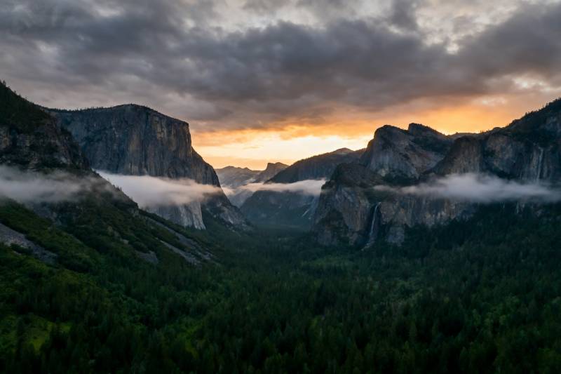 云雾缭绕山谷间图片
