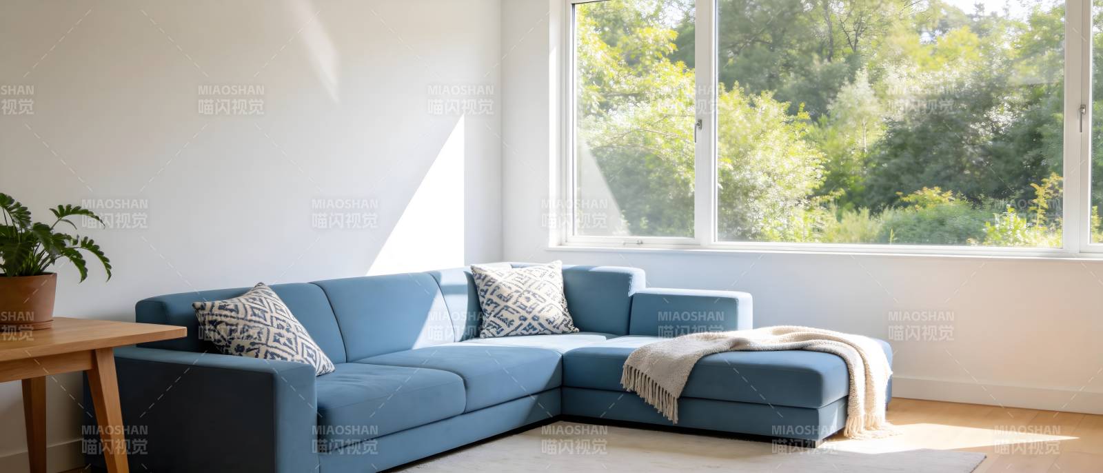 蓝沙发阳光客厅图片