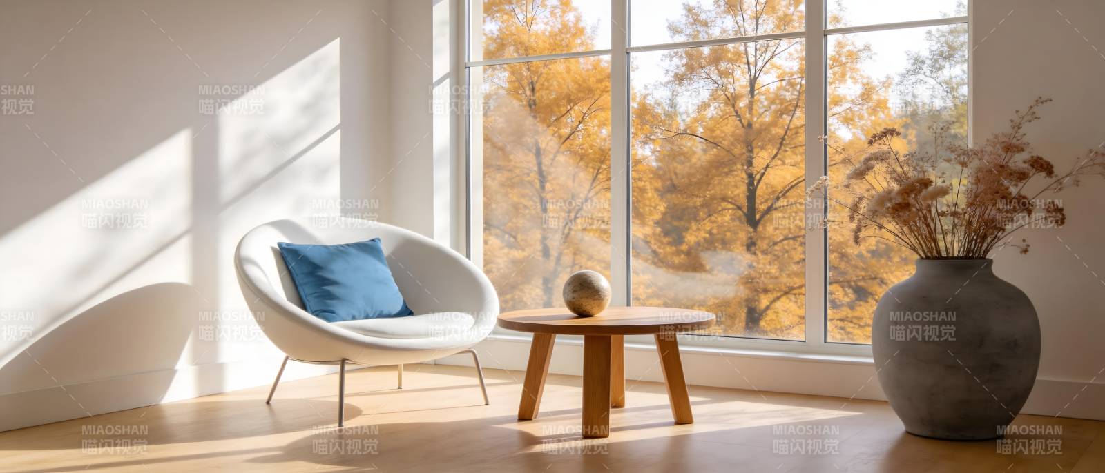 秋日窗边静谧时光图片