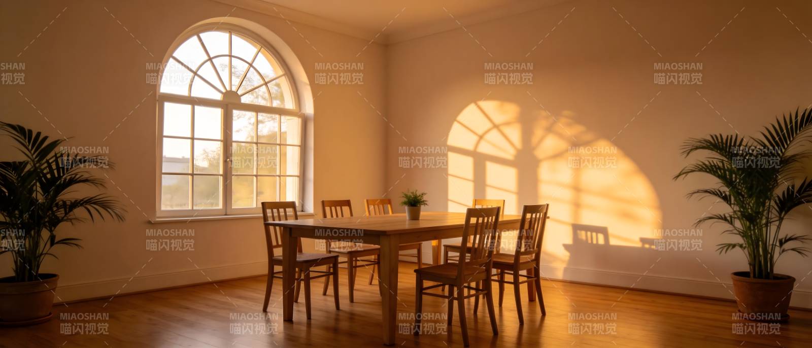 阳光洒满的餐厅图片
