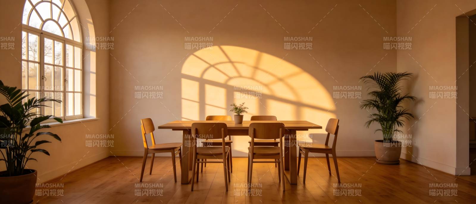 阳光洒落的静谧餐厅图片