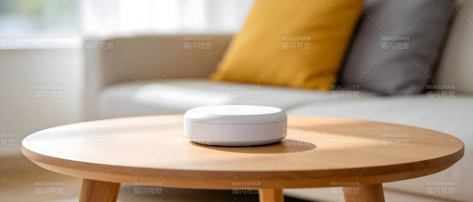 智能音箱静置于茶几图片