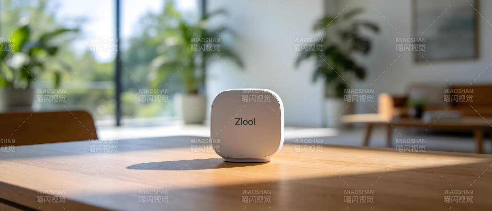 Ziok智能设备静置于木桌图片