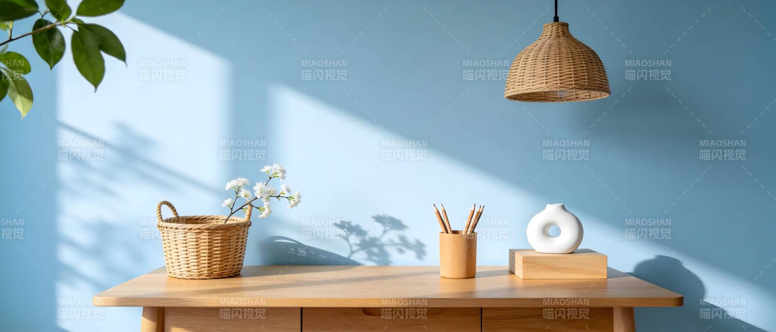 简约木桌静物图图片