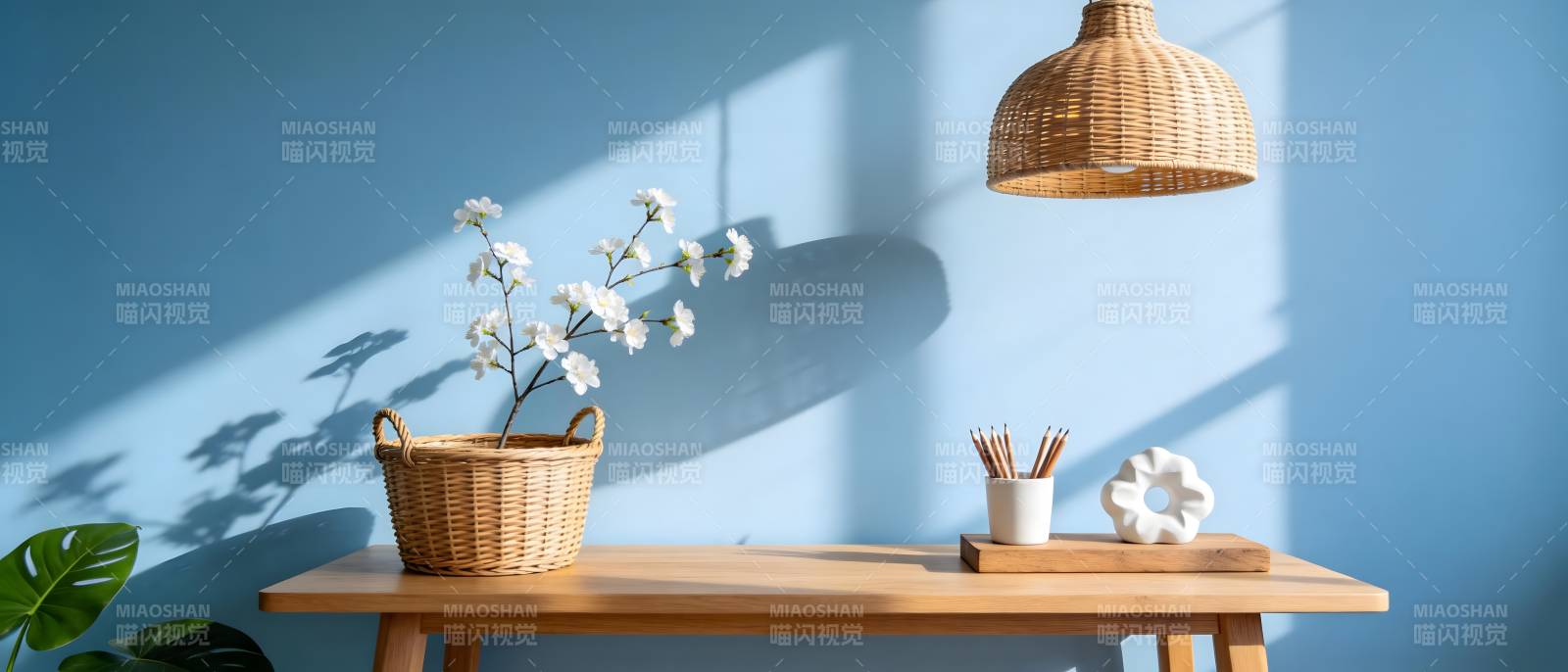 蓝墙木桌静物图图片