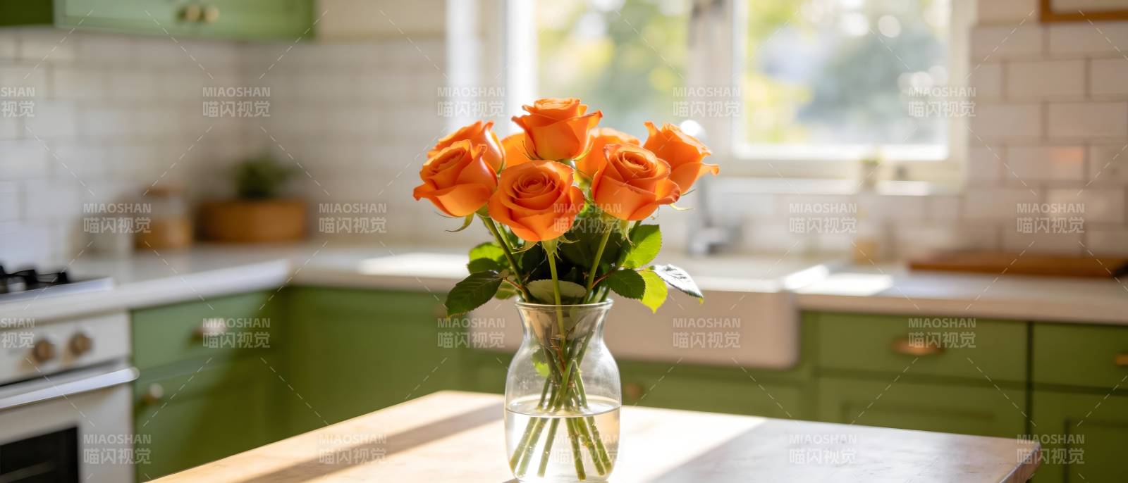 橙玫瑰点缀厨房图片