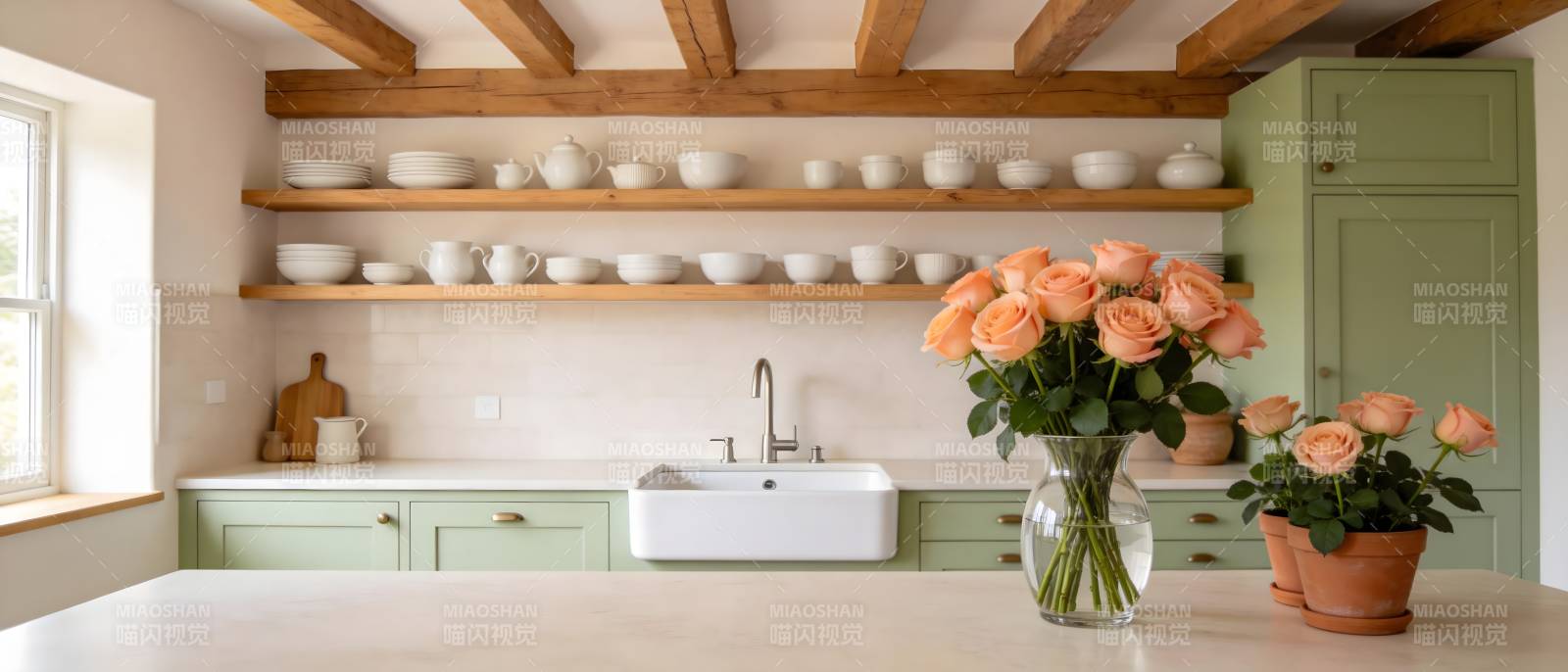 温馨厨房花香四溢图片