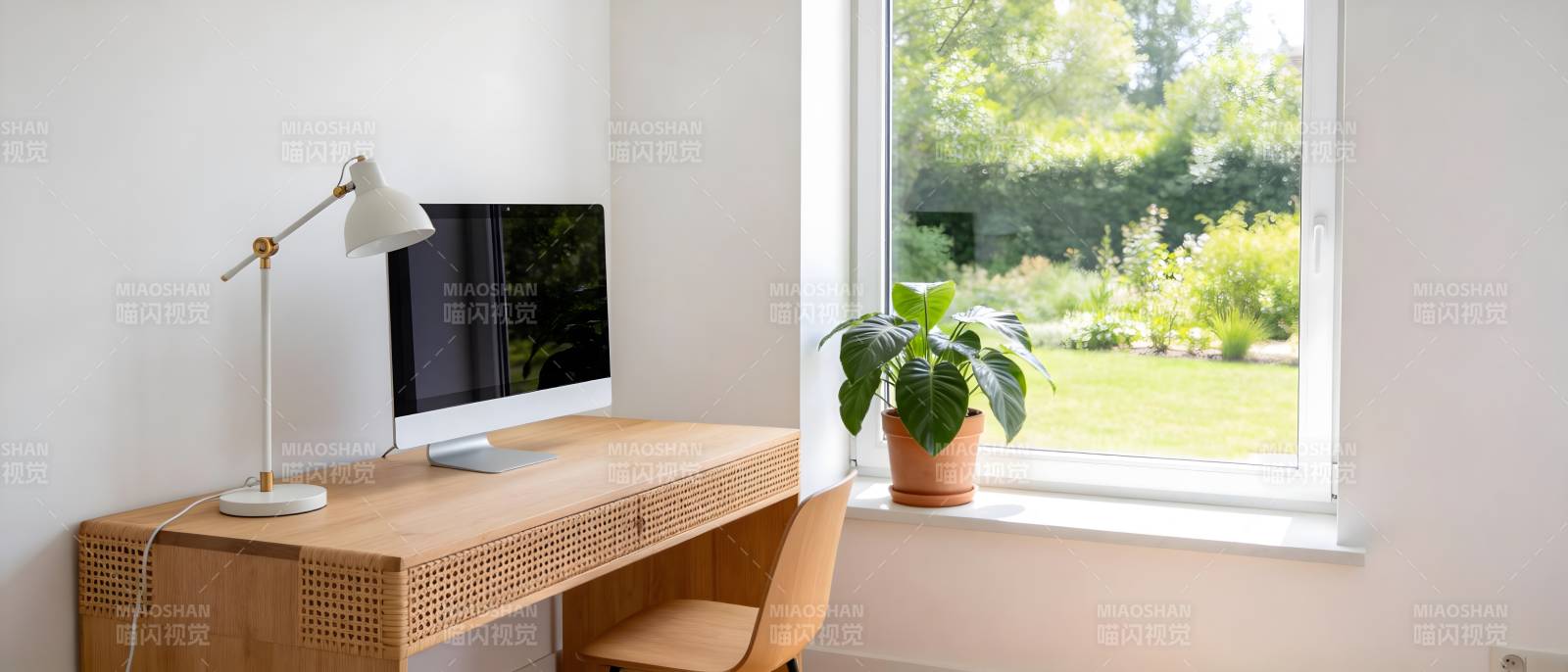 简约书桌窗景图片