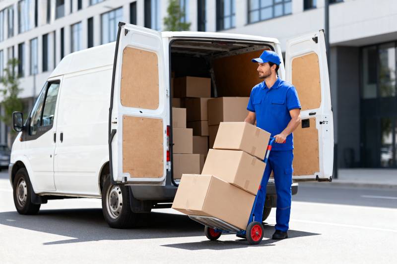 快递员搬运包裹图片